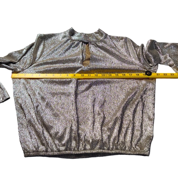 Express‎ Metallic Gold Crinkle Going out Top Cutout Size Medium - Picture 5 of 7